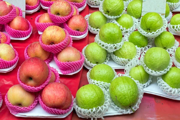亚洲农民市场不可缺少的袋装苹果 — 图库照片