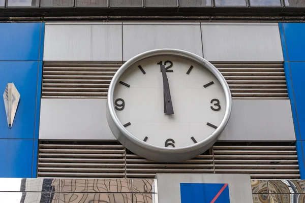 Grande Orologio Analogico Rotondo Presso Edificio Hong Kong — Foto Stock