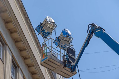 Platform Crane Film Set 'te İki Büyük Video Yapım Yansıtıcısı