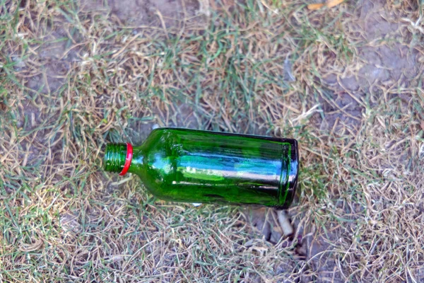 Leere Grüne Flasche Auf Gras Park Müllproblem — Stockfoto