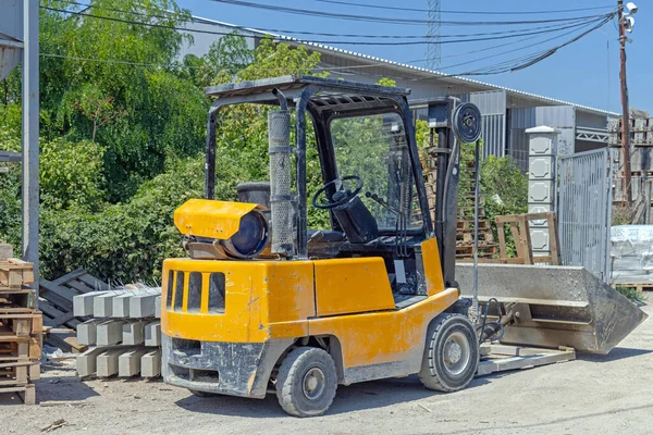 Carretilla Elevadora Amarilla Accionado Por Gas Con Accesorio Cubo —  Fotos de Stock