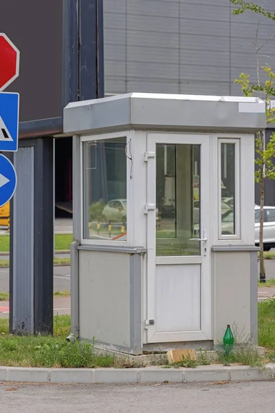 Stand Alone Guard Booth Cabin Parkeerplaats — Stockfoto