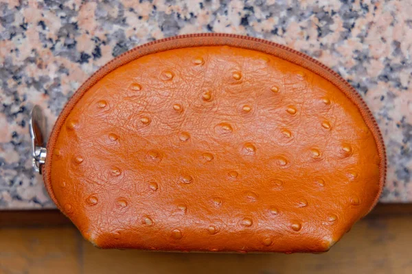 小さなオレンジ財布でOstrich革パターン — ストック写真