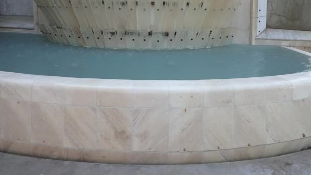 Witte Marmeren Fontein Water Overloop Stad Decoratie — Stockvideo