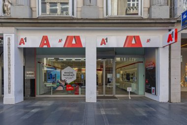 Belgrad, Sırbistan - 08 Ağustos 2021: Knez Mihailova Caddesi 'ndeki Telekom Avusturya Grup Dükkanı' nın A1 Sırp Mobil Ağ Operatörü.