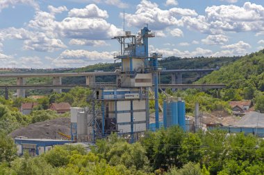 Belgrad, Sırbistan - 06 Ağustos 2021: Belgrad, Sırbistan 'da Benninghbrush Büyük Asfalt Karıştırma Tesisi.