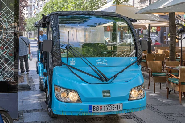 セルビア ベオグラード 2021年8月8日 旧市街地の観光客向け電動ミニバス無料乗車観光 — ストック写真