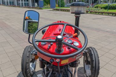 Tarım Traktöründe Sürücü Konumu Direksiyonu