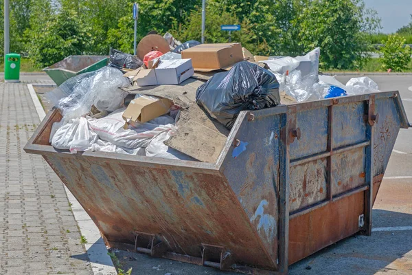 Überladener Müllcontainer Auf Parkplatz — Stockfoto