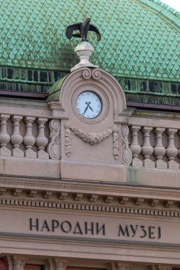 Belgrad, Sırbistan - 12 Nisan 2021: Sırbistan 'ın Belgrad kentindeki Ulusal Müze Binasında Saat ve İmza.