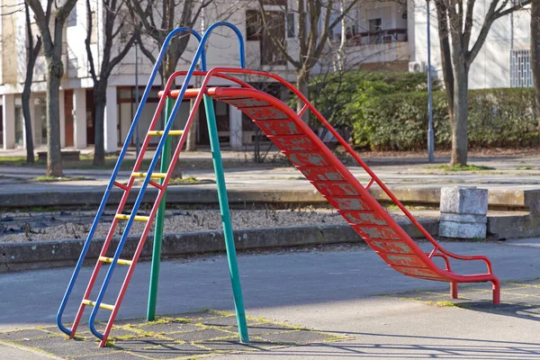 Rote Metallrutsche Auf Kinderspielplatz Stadtpark — Stockfoto