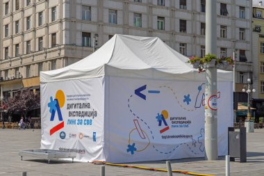 Belgrad, Sırbistan - 22 Ağustos 2021: USAID İtiş ve Birleşmiş Milletler Geliştirme Programlı Dijital Sefer Hükümeti Projesi.