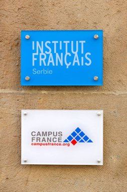 Belgrad, Sırbistan - 08 Ağustos 2021: Sırbistan 'ın başkenti Belgrad' daki Kneza Mihaila Caddesi 'ndeki Francias Fransa Kültür Merkezi Plaketi.