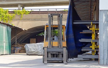 Forklift ve Metal Rafların Çelik Profil Tüpleriyle Ön Görünümü