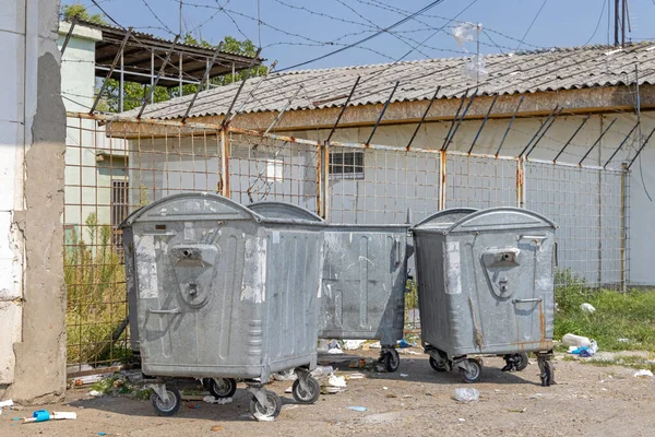 工业园区3个金属轮式垃圾箱弯管 — 图库照片