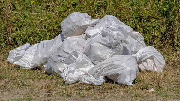 Großer Haufen Weißer Säcke Der Natur — Stockfoto