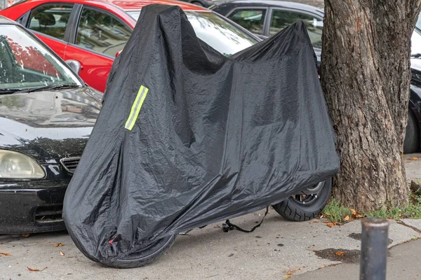 Motociclo Sotto Copertura Antipioggia Tela Nera Parcheggiato Strada — Foto Stock