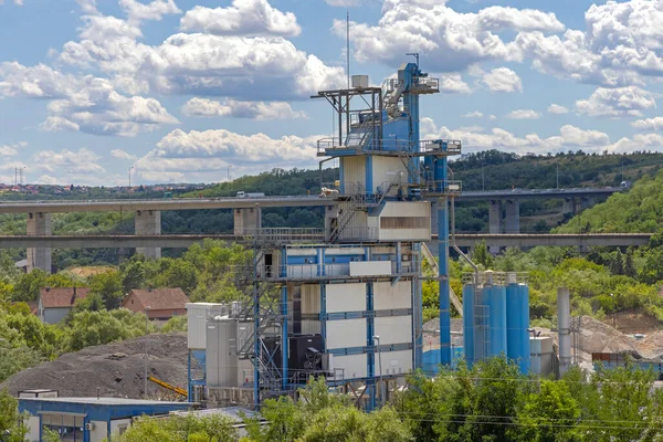 Grande Impianto Miscelazione Asfalto Vicino Cantiere Rete Stradale — Foto Stock