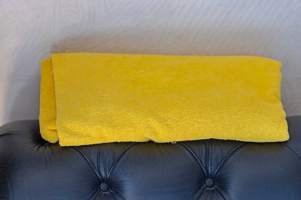 Pano Terry Amarelo Usado Dobrado Parte Superior Cama — Fotografia de Stock