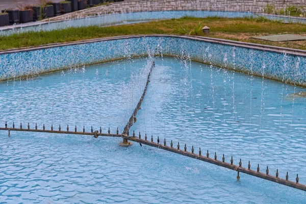 Gran Fuente Azul Con Muchas Boquillas Chorro Agua Tubería — Foto de Stock