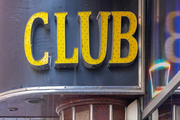 Yellow Sign Club Mit Led Lampen Vor Schwarzem Hintergrund — Stockfoto