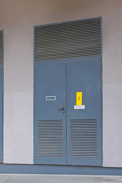 Porta Elettrica Della Sottostazione Elettrica Con Segno Della Freccia Pericolo — Foto Stock