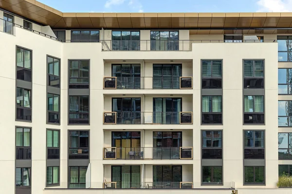 Şehirde Yeni Apartman Apartmanı Konut Bloğu — Stok fotoğraf