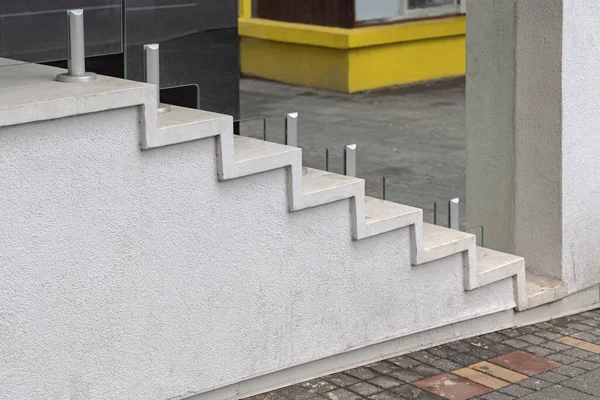 Escaleras Piedra Mármol Blanco Con Valla Vidrio Lateral — Foto de Stock