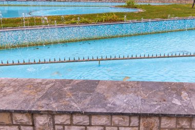 Bir sürü su püskürtme borusu olan Büyük Mavi Çeşme