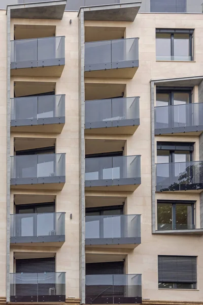 Balcony Terraces新公寓大楼的玻璃窗 — 图库照片