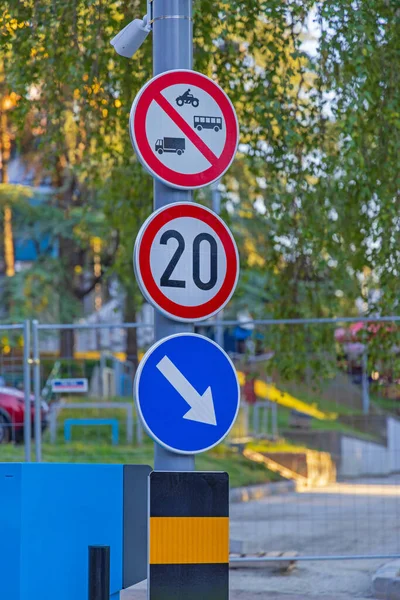 Verkeerstekens Snelheidsbegrenzing Pijl Verkeerspaal — Stockfoto