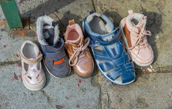 Όλα Διαφορετικά Μεγέθη Και Σχήμα Παιδικά Παπούτσια Σανδάλια Μπότες — Φωτογραφία Αρχείου