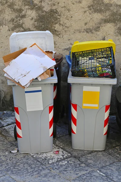 Latas de basura — Foto de Stock