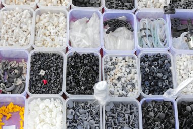 Plastik parçalar tepsiler