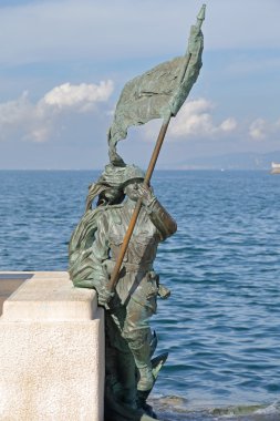 Bronz asker bayrağı ile