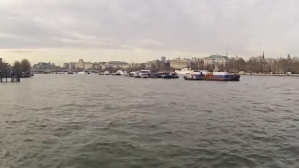 在泰晤士河的驳船 — 图库视频影像