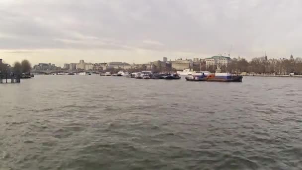 Barges à la Tamise — Video