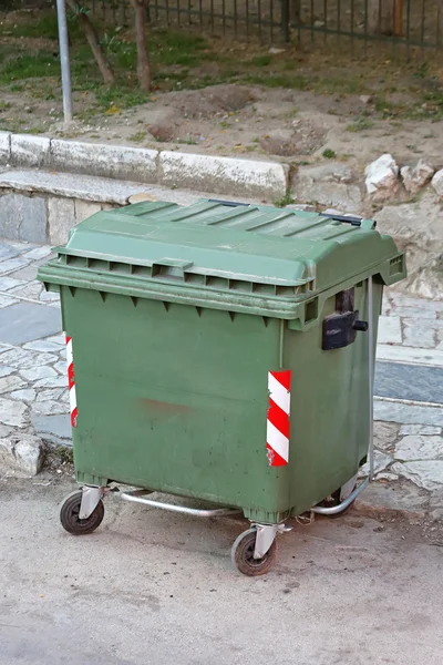 Grüner Mülleimer — Stockfoto