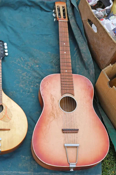 Guitarra mercado de pulgas — Fotografia de Stock