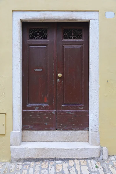 Коричневая дверь — стоковое фото