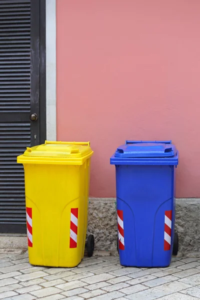 Переработка мусорных баков — стоковое фото