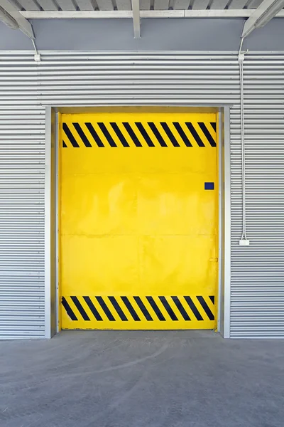 Жовті двері — стокове фото