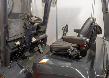 Forklift Kamyonu 'nda Kol Dinginliği olan Konforlu Koltuğu Sürücü Kabini Yönetti