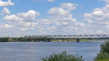 Belgrad 'da Tuna Nehri üzerindeki Eski Metal Pancevo Köprüsü Sırbistan
