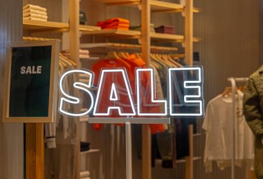 Perakende dükkanında beyaz neon tabela satışı