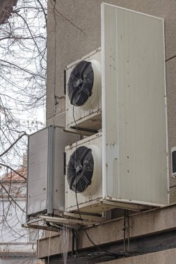 Hava Kliması Soğutma Sistemi Ünitesi Endüstriyel Bina Dış Binası 'nda Hvac Sistemli Buz saçakları