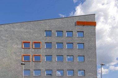 Gri Yüzlü Modern Binadaki Kare Mavi Renkli Pencereler