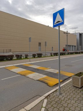 Cadde 'deki Asfalt Trafik İşaretinden Yapılan Sarı ve Beyaz Hız Çarpması