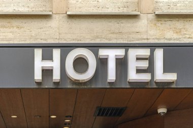 Bina Girişindeki Beyaz 3D İmza Oteli