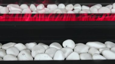 Su Buharı 'ndaki Büyük Beyaz Taşlar Şömine Efekti